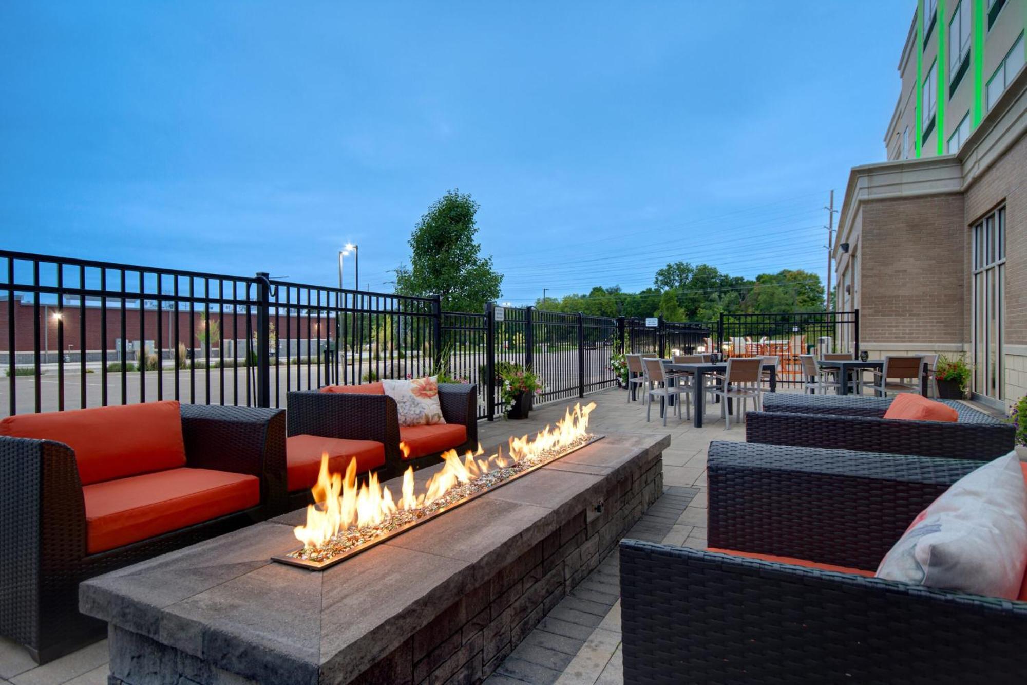 Holiday Inn Grand Rapids North - Walker By Ihg Exterior foto
